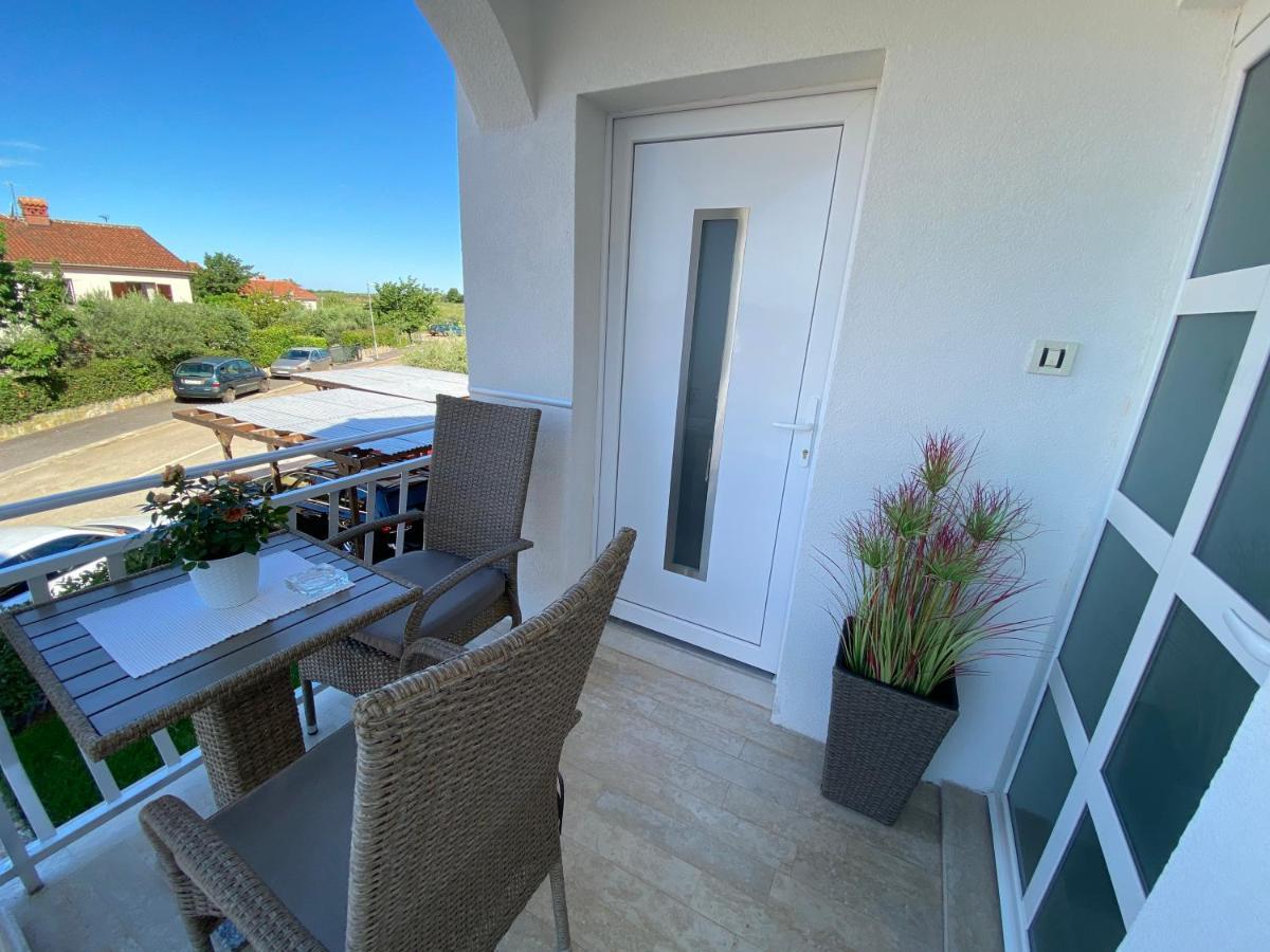 Apartments Roberta Novigrad  Екстер'єр фото