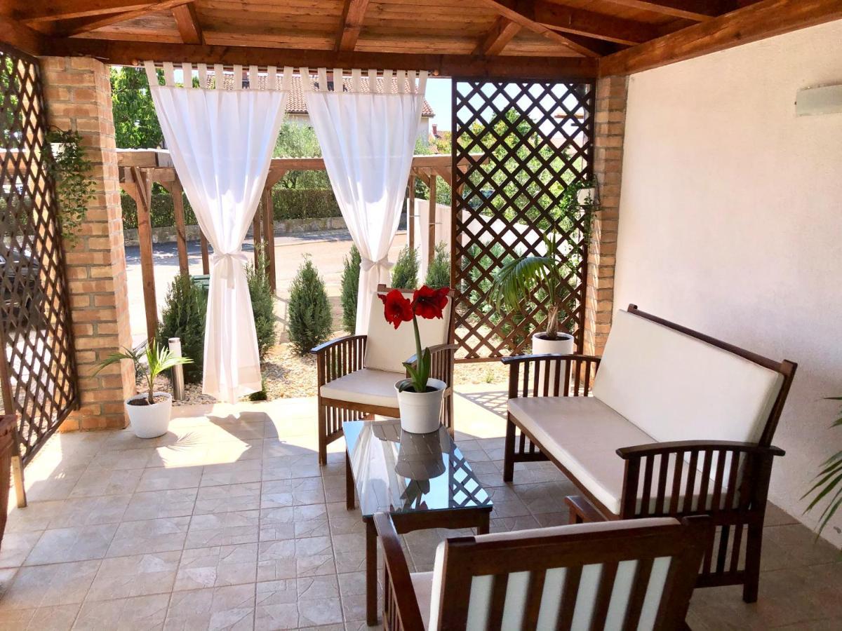 Apartments Roberta Novigrad  Екстер'єр фото